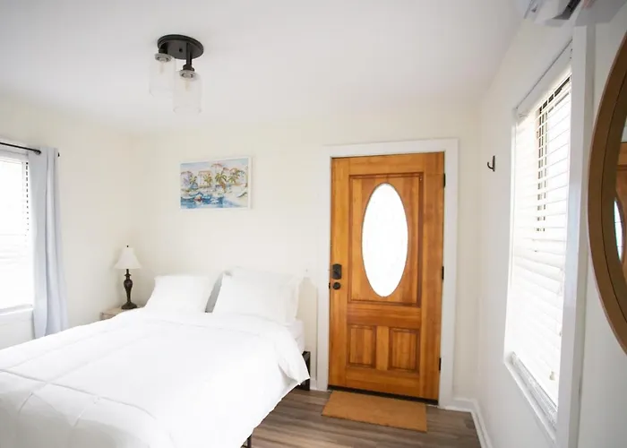 Cozy Studio - Blocks From The Ocean!